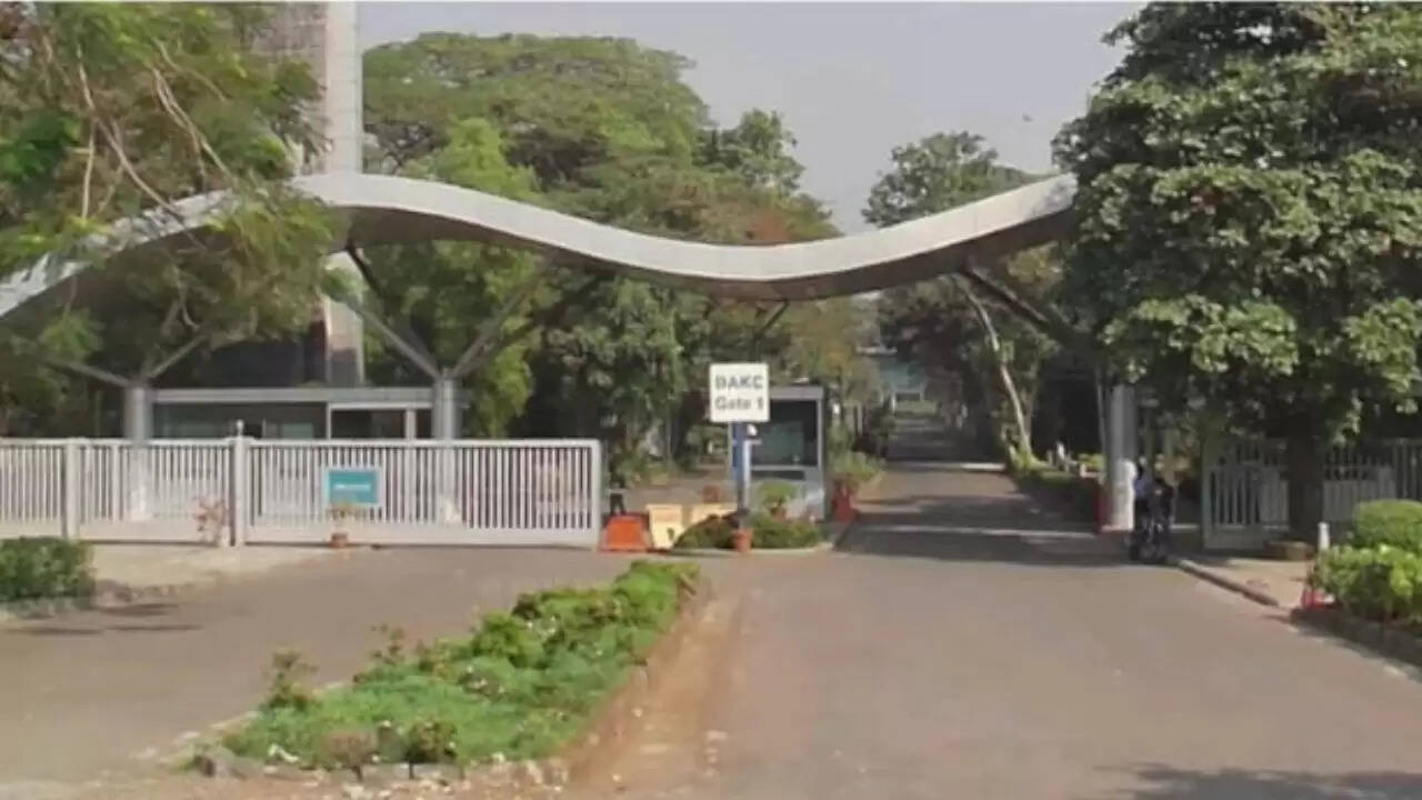 ED की बड़ी कार्रवाई: रिलायंस कम्युनिकेशंस की 132 एकड़ जमीन जब्त