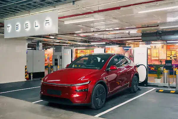 टेस्ला का नया सुपरचार्जिंग स्टेशन: शॉपिंग के दौरान चार्जिंग की सुविधा