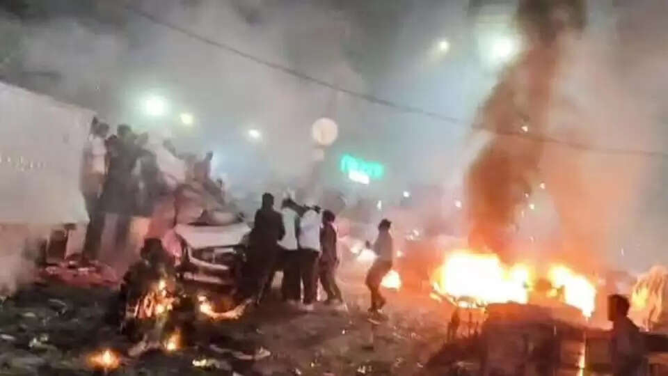 दिल्ली में लाल किले के पास कार विस्फोट, 10 की मौत और कई घायल