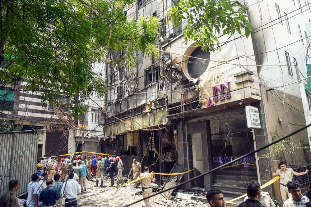 दिल्ली के रेस्टोरेंट में आग लगने से 10 लोगों की मौत, बचाव कार्य जारी