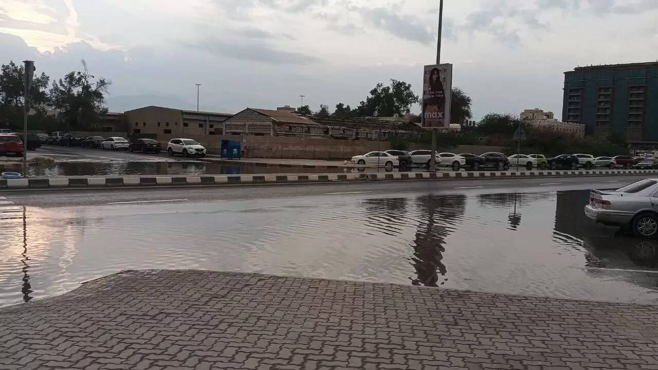 यूएई में असामान्य बारिश से बाढ़ की स्थिति, प्रशासन ने जारी की चेतावनियाँ