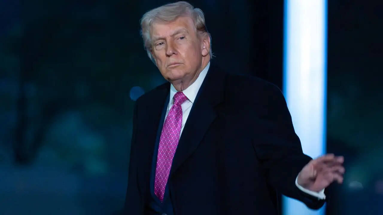 डोनाल्ड ट्रंप ने ईरान की नौसैनिक घेराबंदी का किया ऐलान