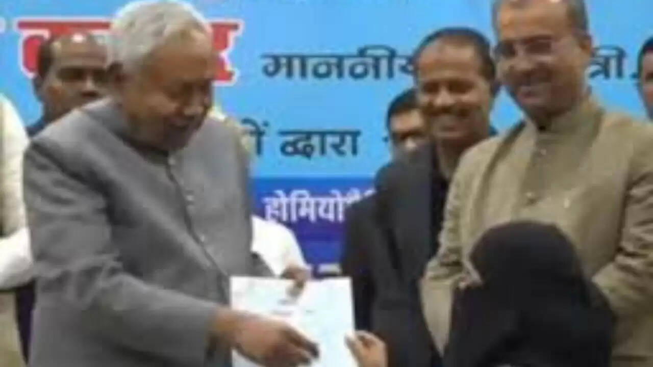 बिहार के मुख्यमंत्री नीतीश कुमार का विवादास्पद वीडियो वायरल