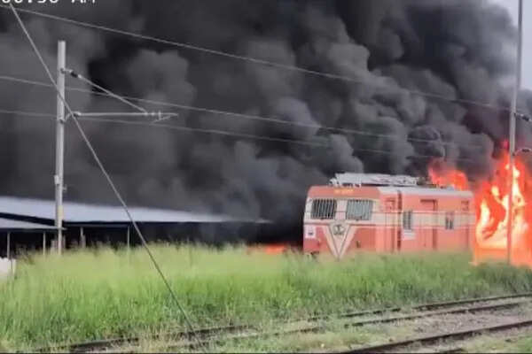 भीषण आग ने त्रिशूर रेलवे स्टेशन पर मचाई तबाही, 200 से अधिक वाहन जलकर खाक