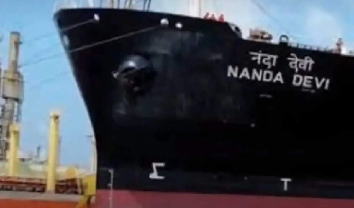 गुजरात के वडीनार में नंदा देवी टैंकर ने पहुंचाया 47,000 मीट्रिक टन LPG