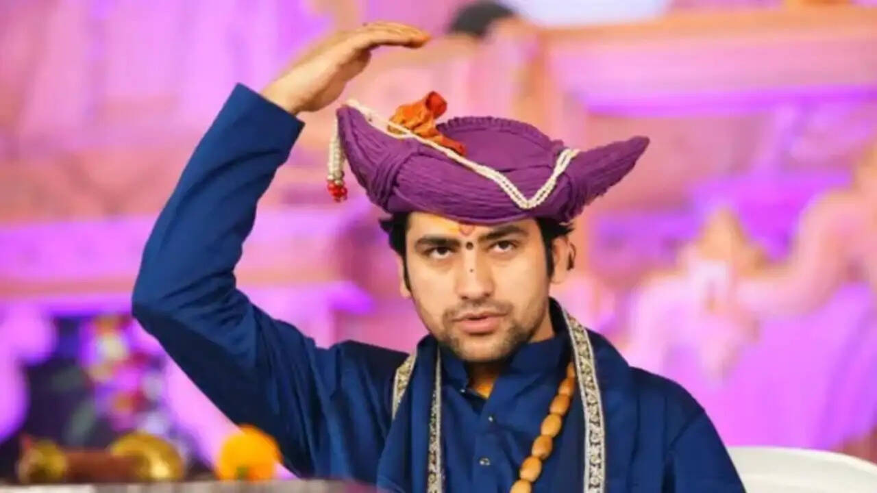 धीरेंद्र कृष्ण शास्त्री का विवादास्पद बयान: महिलाओं और शराब पर उठे सवाल