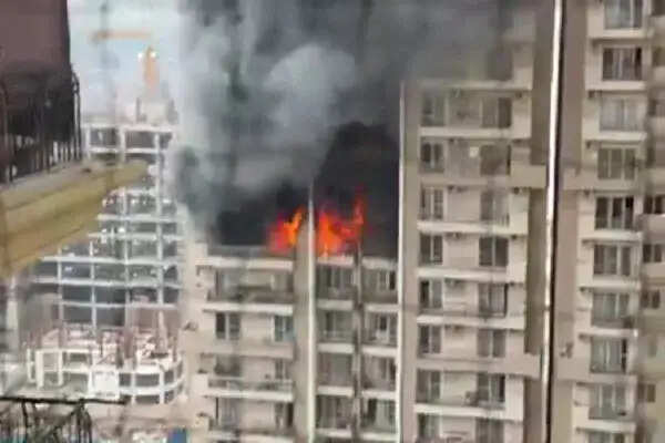 नोएडा में आग लगने की घटनाएं, लोगों में दहशत