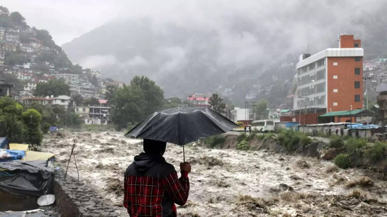 उत्तरकाशी में भारी बारिश के चलते स्कूलों की छुट्टी का निर्णय