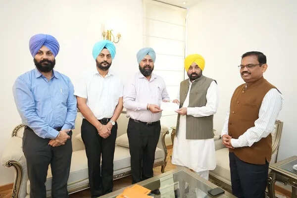 पीसीएस ऑफिसर एसोसिएशन ने मुख्यमंत्री राहत कोष में 12 लाख रुपये का योगदान दिया