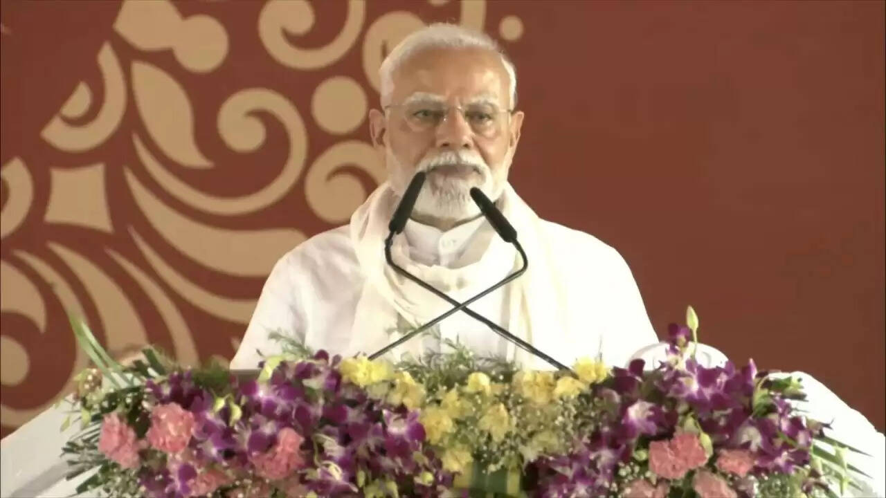 प्रधानमंत्री मोदी का वाराणसी दौरा: विकास योजनाओं की घोषणा और किसानों को सम्मान