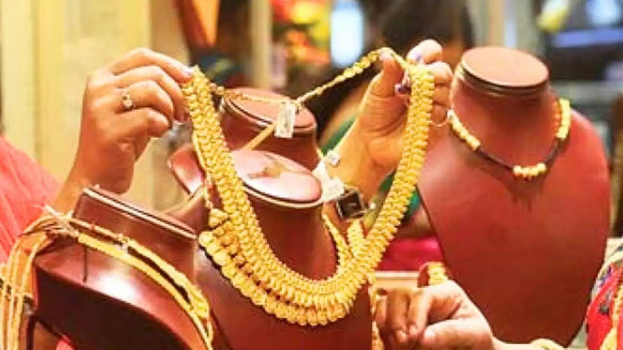 सोने की कीमतों में ऐतिहासिक उछाल: निवेशकों के लिए क्या है आगे?