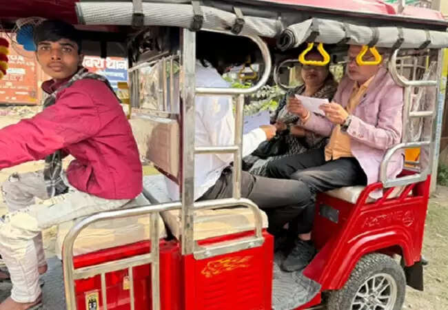 बिहार में ई-रिक्शा से वोट डालने पहुंचे कांग्रेस अध्यक्ष राजेश राम