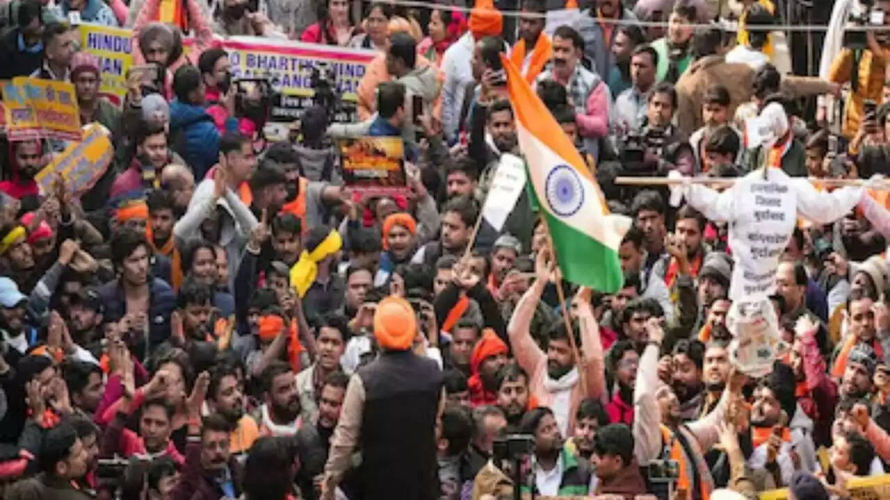 बांग्लादेश में हिंदू युवक की हत्या पर भारत में उबाल: प्रदर्शन और राजनयिक तनाव