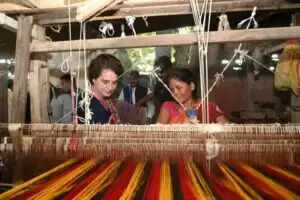 प्रियंका गांधी का महिला बुनकरों से संवाद, बुनकर समुदाय को समर्थन का आश्वासन