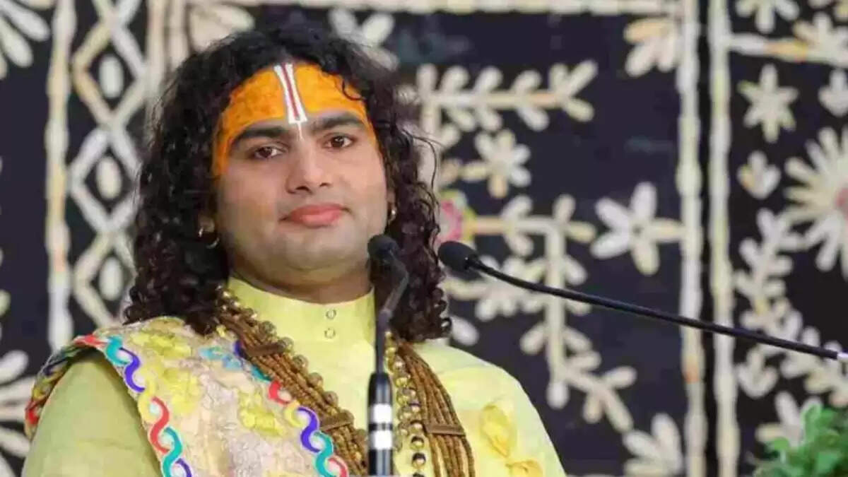 अनिरुद्धाचार्य ने महिलाओं पर विवादित टिप्पणी के बाद मांगी माफी