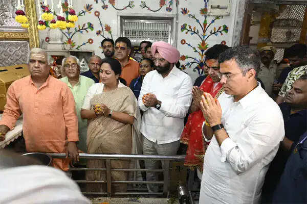 सोमनाथ मंदिर में 75 वर्षों के पुनर्निर्माण का जश्न, पीएम मोदी ने किया जलाभिषेक