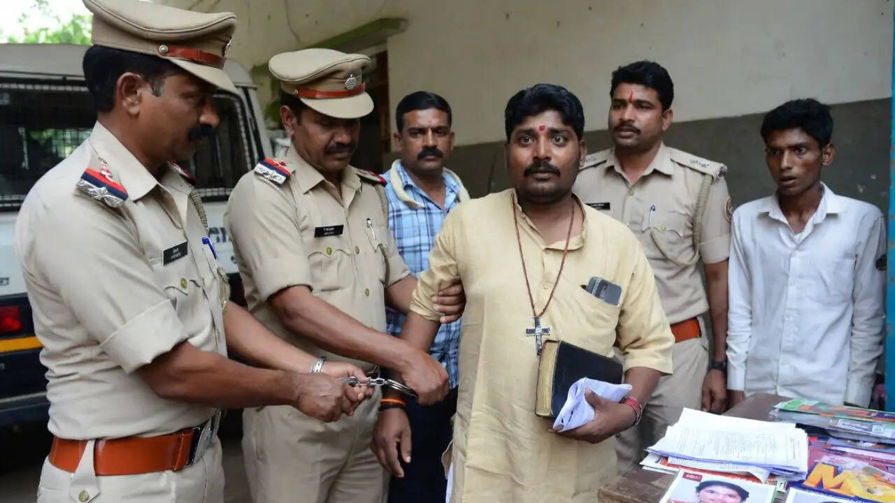 पीलीभीत में धर्मांतरण के आरोप में ईसाई प्रचारक की गिरफ्तारी: क्या है पूरा मामला?