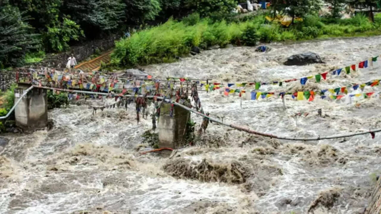 उत्तराखंड में मौसम का मिजाज बदला, भारी बारिश का अलर्ट