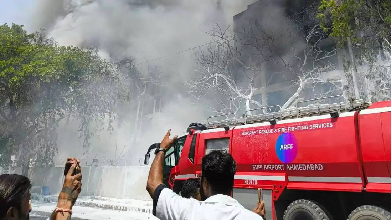 अहमदाबाद में एयर इंडिया विमान दुर्घटना: 232 यात्रियों की जान पर खतरा