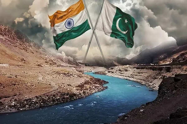 पाकिस्तान ने सिंधु जल समझौते पर भारत को दी चेतावनी, युद्ध की बात की