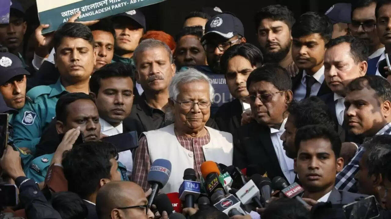 ढाका में राजनीतिक तनाव: सुरक्षा बलों की तैनाती और लॉकडाउन की तैयारी