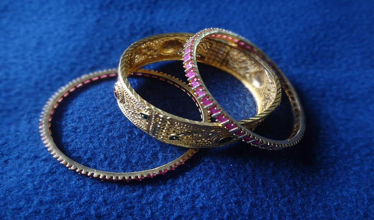 पीकॉक डिज़ाइन कड़े: महिलाओं के लिए ट्रेंडी फैशन एक्सेसरी