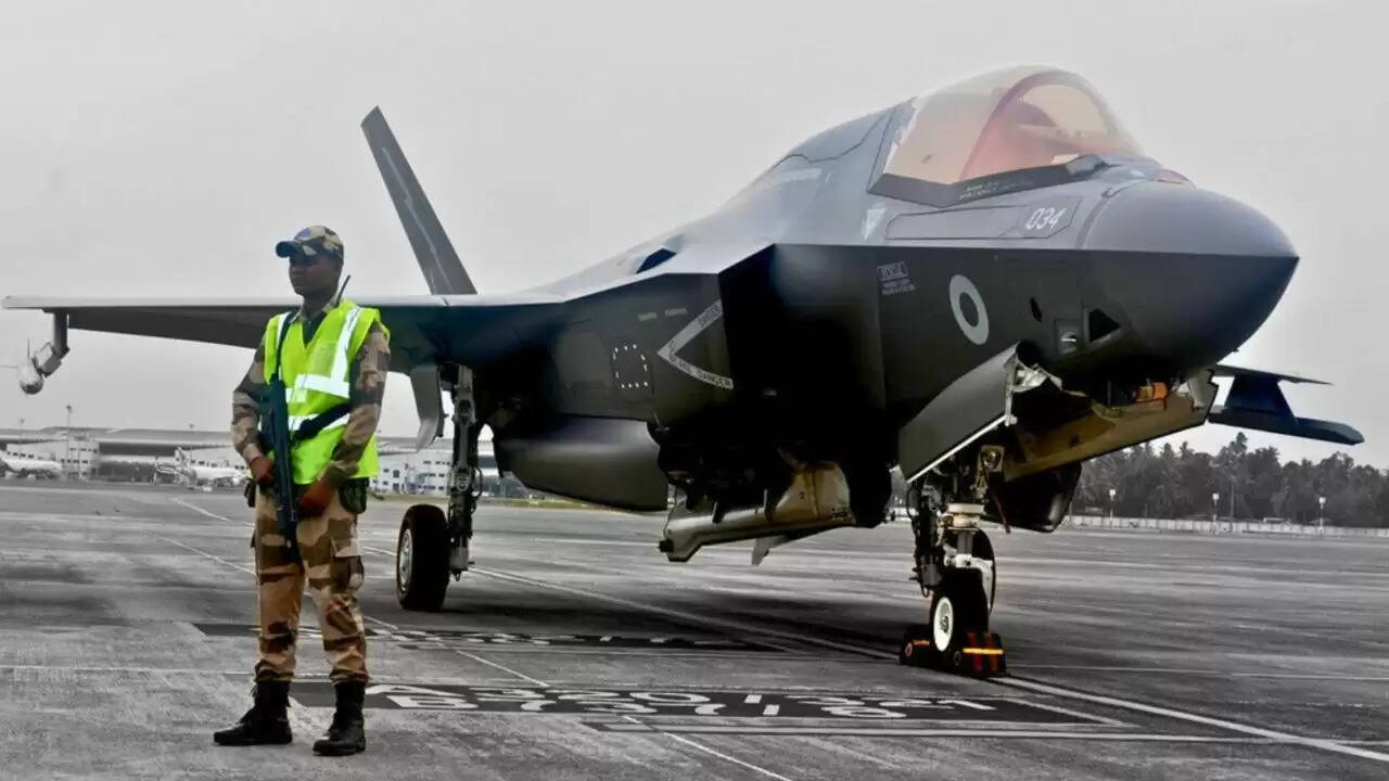 केरल में F-35 लड़ाकू विमान की आपात लैंडिंग: ब्रिटिश नौसेना की टीम असफल