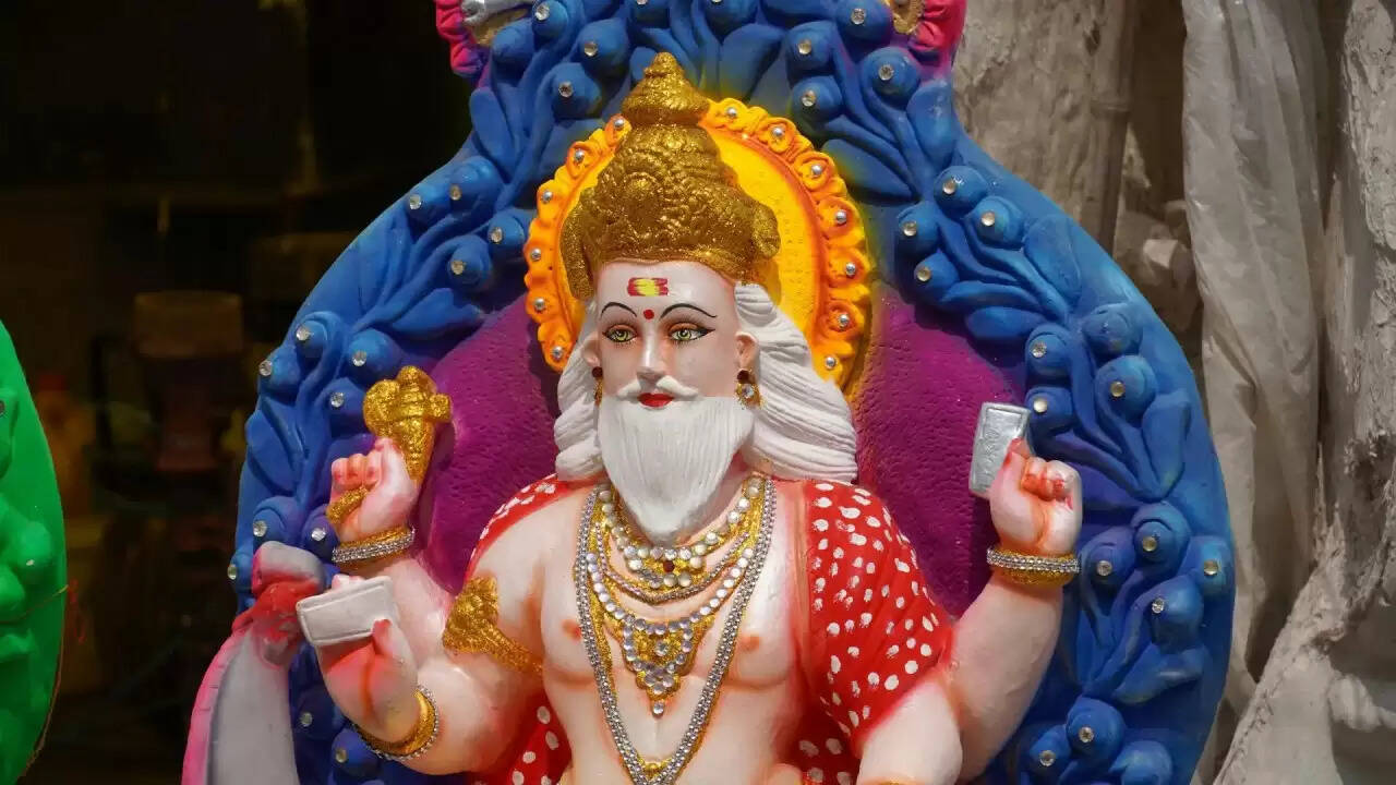 भगवान विश्वकर्मा की जयंती: कार्यस्थलों पर मनाए जाने वाले उत्सव की विशेषताएँ