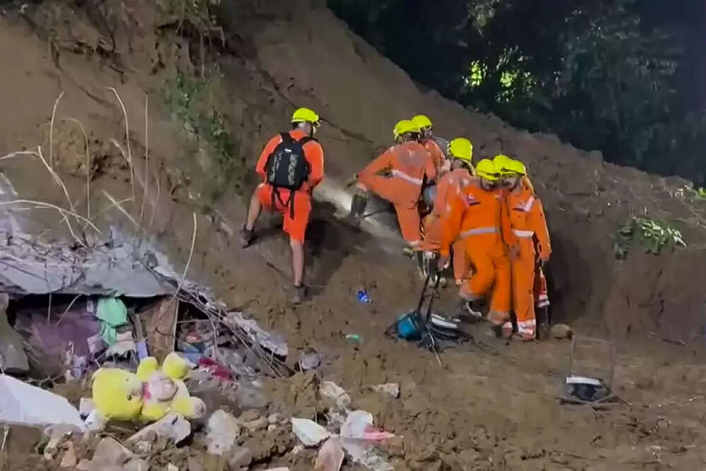 हिमाचल प्रदेश में भूस्खलन से मची तबाही, 6 लोगों की मौत