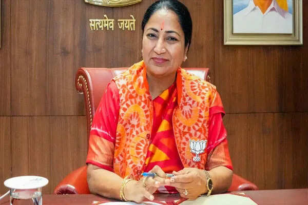 मुख्यमंत्री रेखा गुप्ता ने विकास कार्यों की समीक्षा की