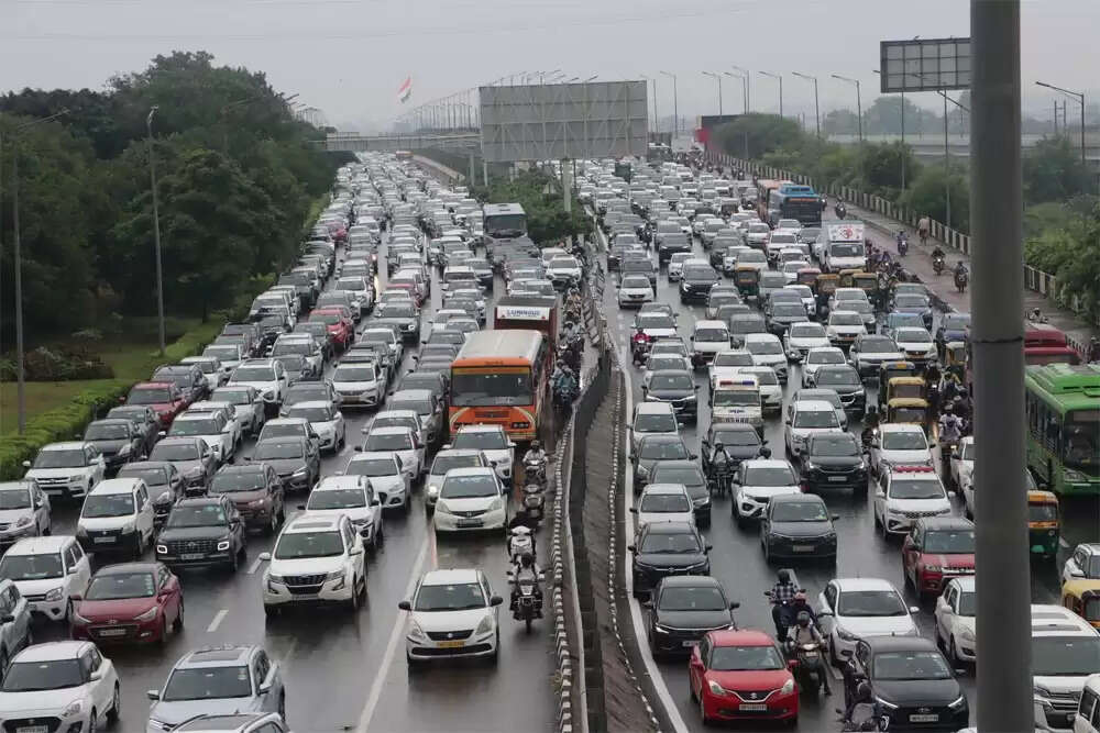 दिल्ली में पुरानी गाड़ियों के खिलाफ अभियान: चार महीने की मोहलत का क्या मतलब?