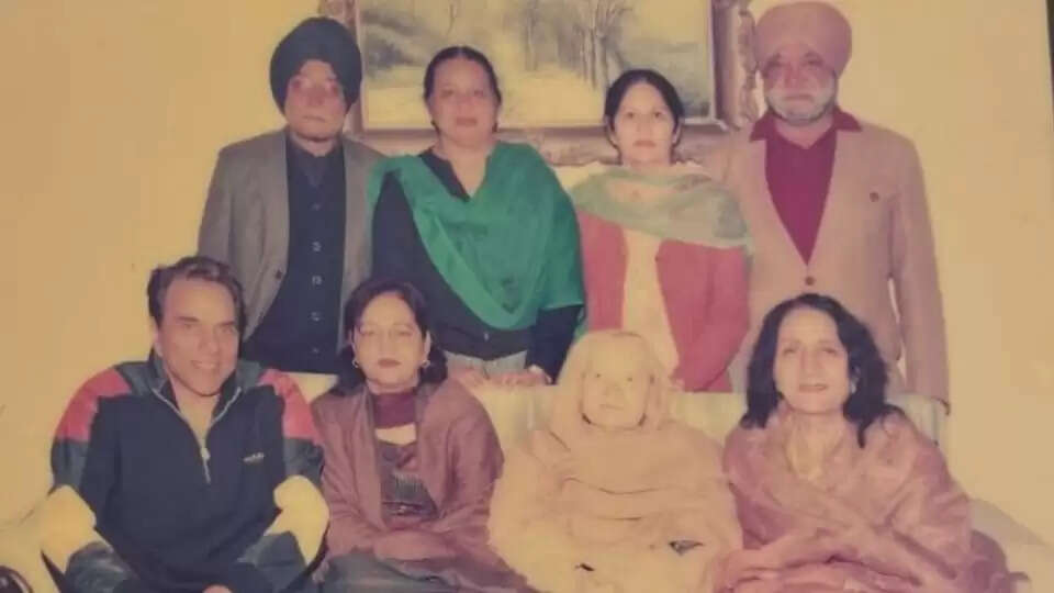 धर्मेंद्र के निधन से फगवाड़ा में शोक की लहर