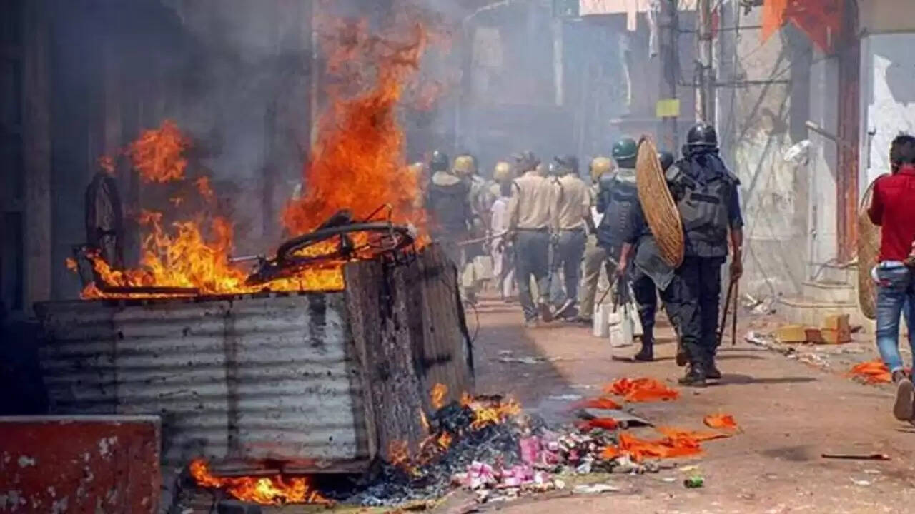 पश्चिम बंगाल में पुलिस और स्थानीय लोगों के बीच हिंसक झड़प