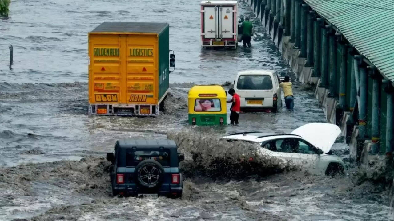 गुरुग्राम में भारी बारिश से ट्रैफिक जाम, कर्मचारियों को घर से काम करने की सलाह