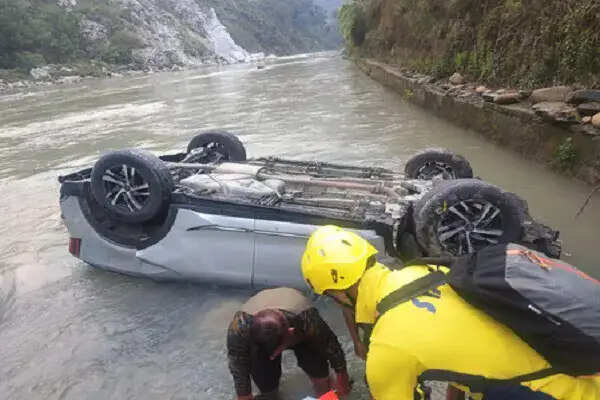 रुद्रप्रयाग में बड़ा सड़क हादसा टला, केदारनाथ की यात्रा पर जा रही कार नदी में गिरी