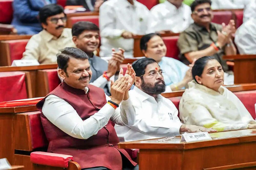 देवेंद्र फड़नवीस की बढ़ती ताकत: महाराष्ट्र में भाजपा का नया अध्याय