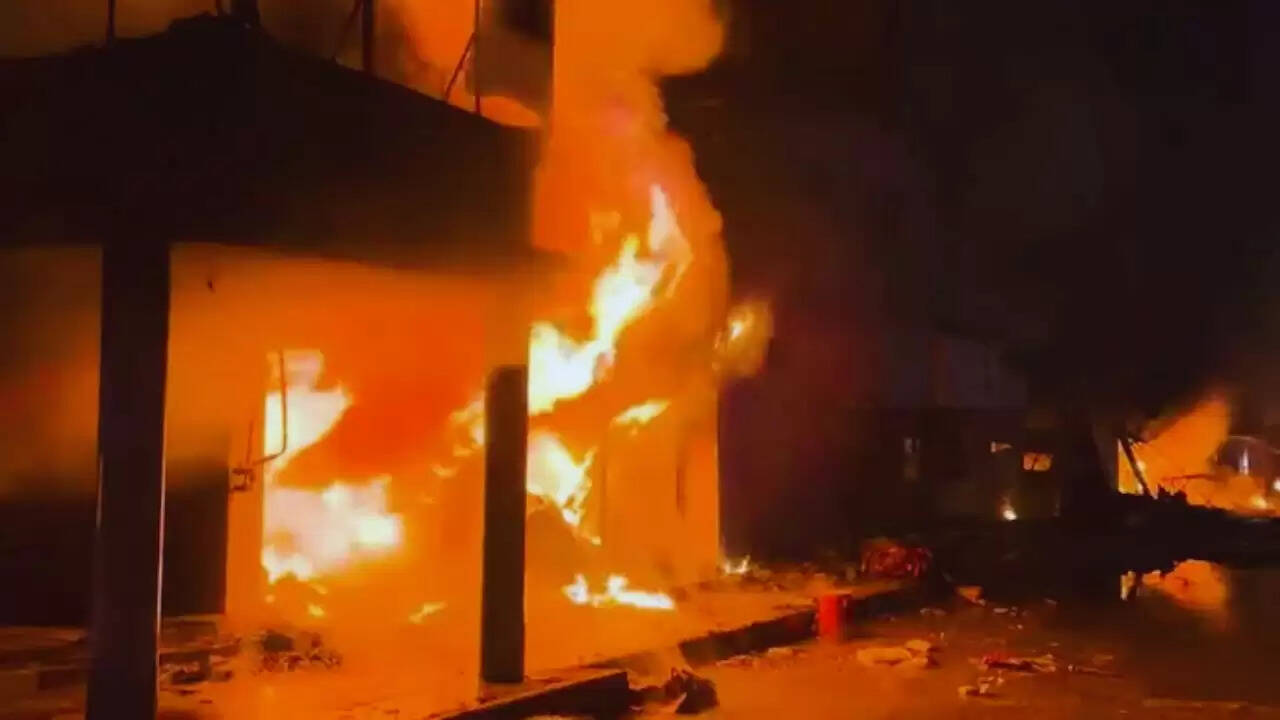 कराची में शॉपिंग मॉल में आग: तीन की मौत, राहत कार्य जारी