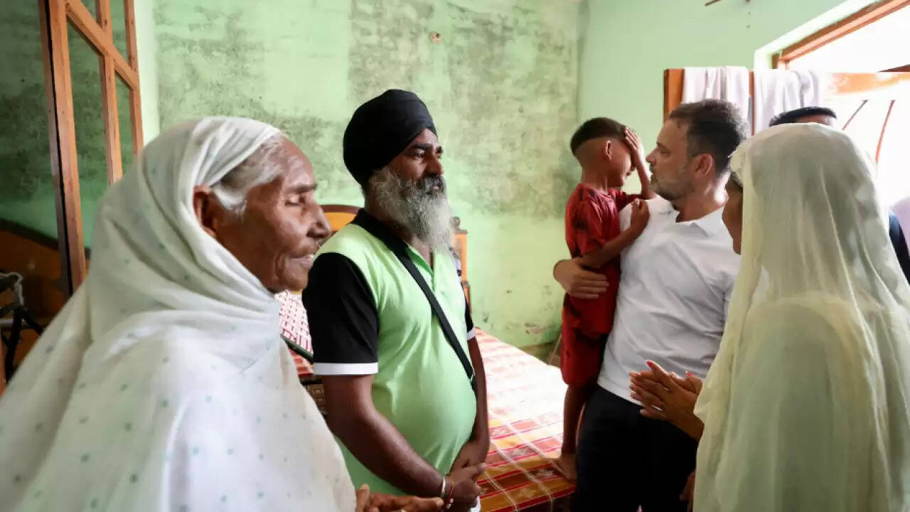 राहुल गांधी ने पंजाब में बाढ़ प्रभावित क्षेत्रों का दौरा किया