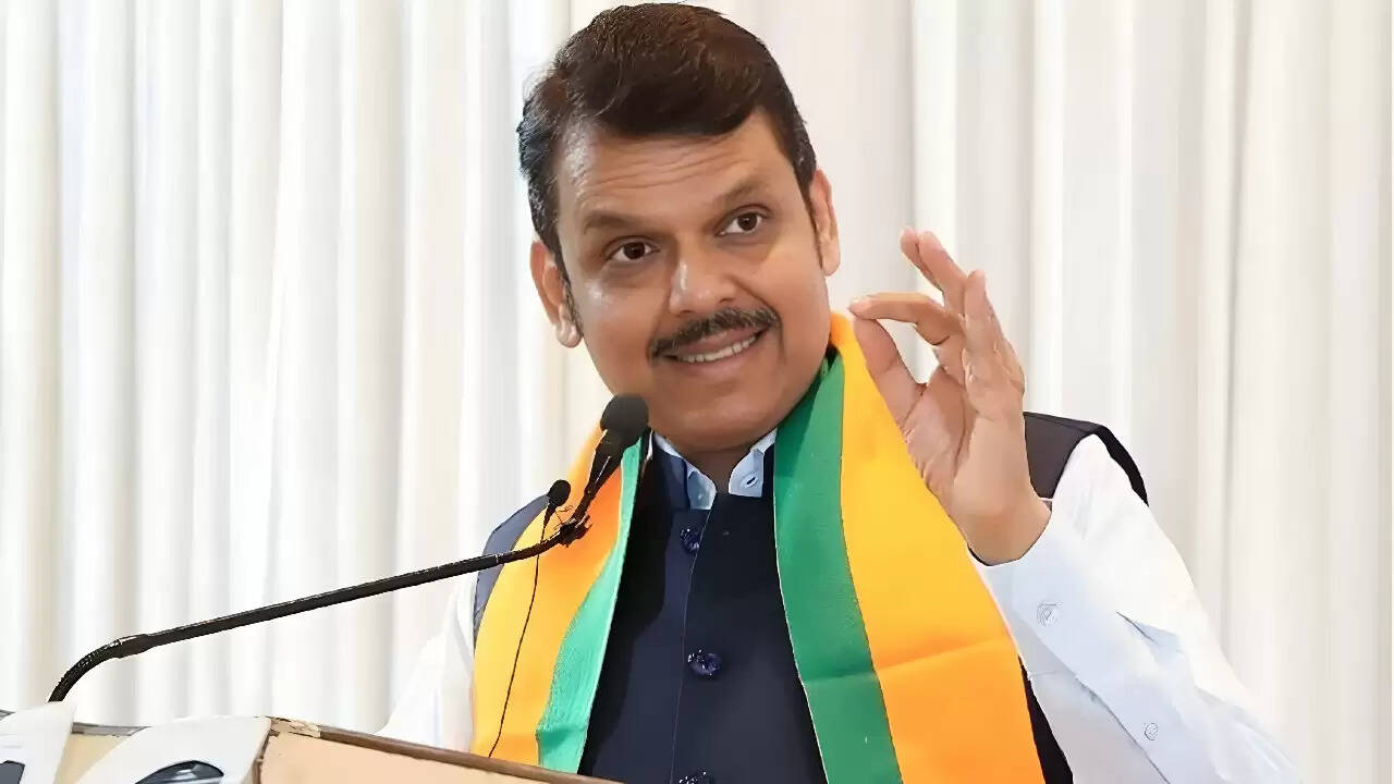 मुख्यमंत्री फडणवीस ने मराठी भाषा की अनिवार्यता पर जोर दिया