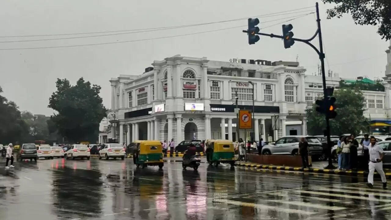 दिल्ली में बारिश से बढ़ी मुश्किलें, मुख्यमंत्री ने किया निरीक्षण