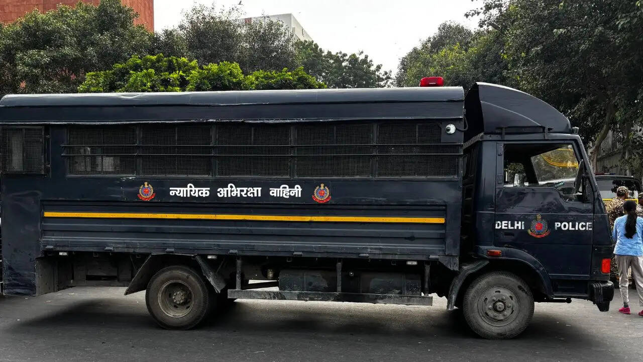 दिल्ली में चुनाव आयोग के खिलाफ प्रदर्शन, पुलिस ने की कार्रवाई