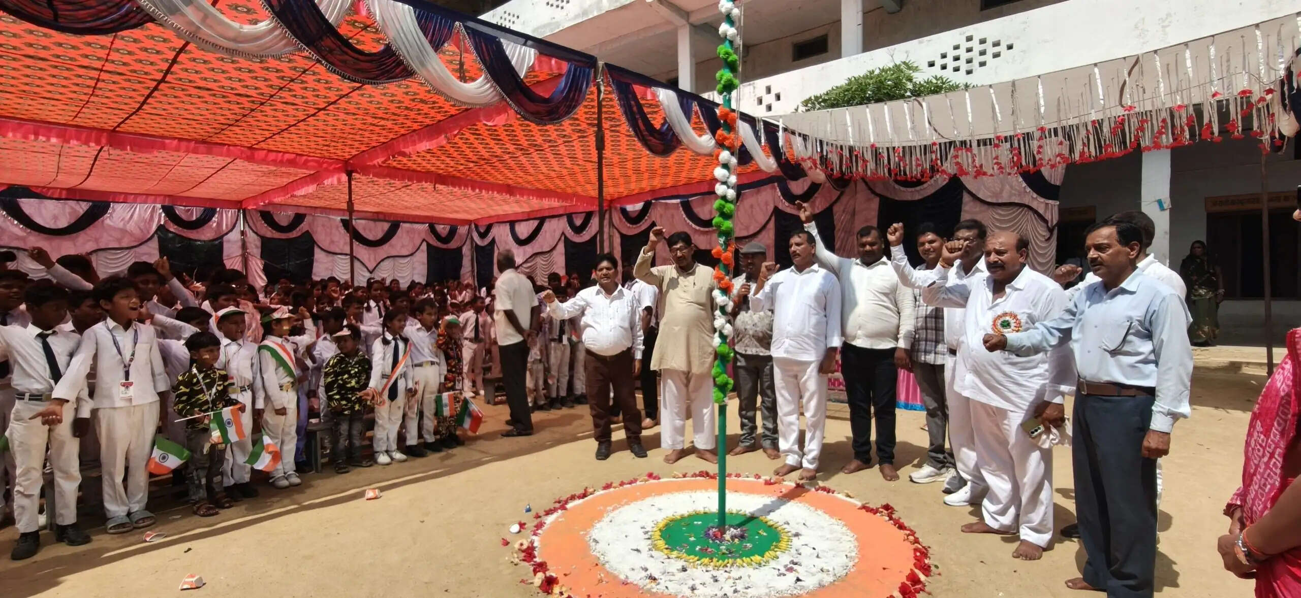 स्वतंत्रता दिवस पर नौतनवां में ध्वजारोहण समारोह