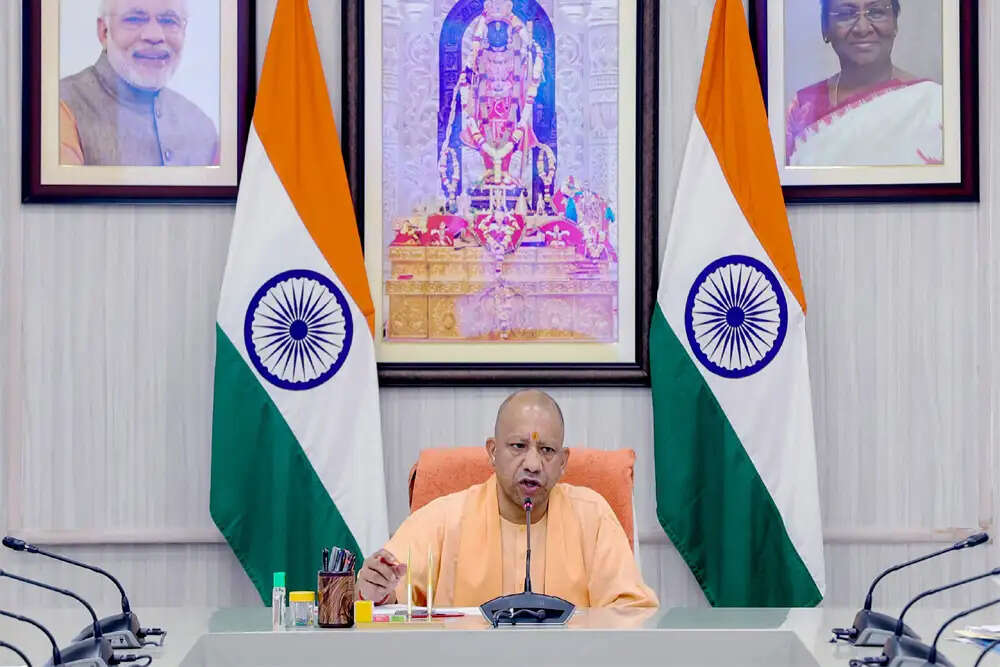 योगी आदित्यनाथ के मंत्रिमंडल में बदलाव की अनिश्चितता बनी हुई है