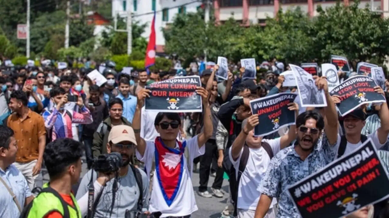 नेपाल में छात्रों का उग्र प्रदर्शन: सरकार के खिलाफ बढ़ता जनसैलाब