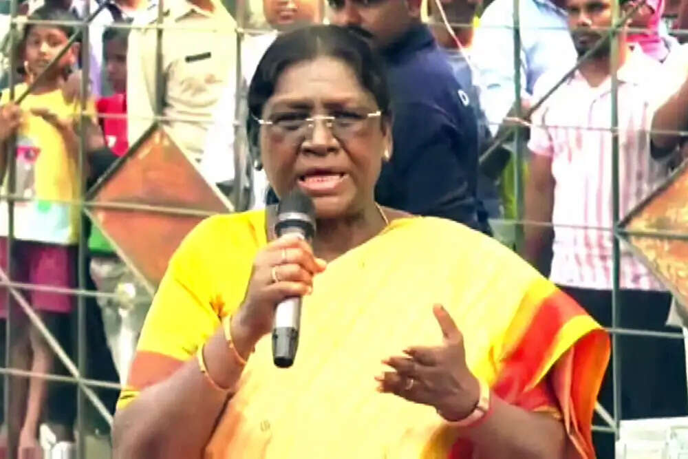 पश्चिम बंगाल में राष्ट्रपति मुर्मू की यात्रा पर विवाद: राजनीतिक दृष्टिकोण