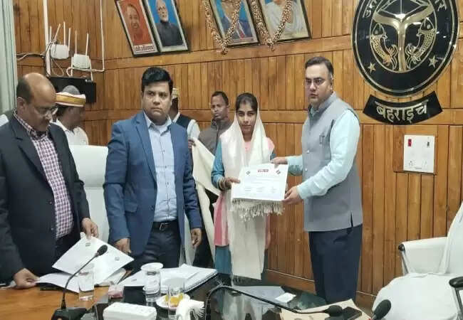 बहराइच में मतदाता सूची के पुनरीक्षण में बीएलओ का सराहनीय कार्य