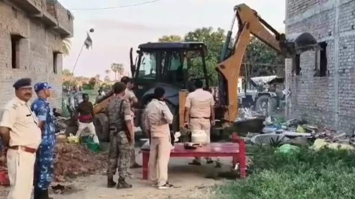 बिहार में अपहरण मामले में पुलिस की बड़ी कार्रवाई, आरोपी के घर पर चला बुलडोजर
