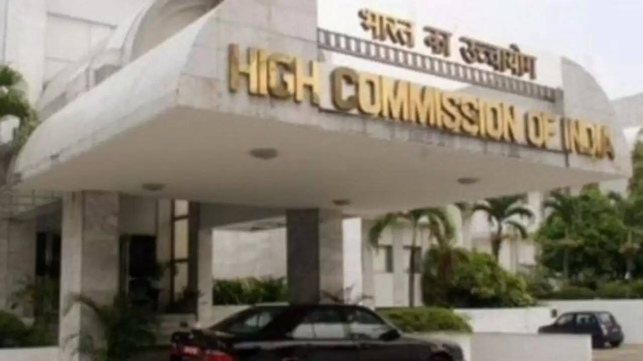 भारत ने बांग्लादेश में अधिकारियों के परिवारों को स्वदेश लौटने की सलाह दी