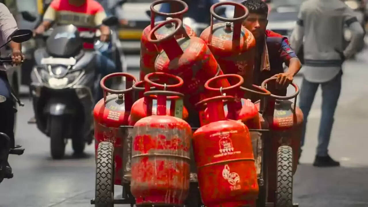 कमर्शियल LPG सिलेंडर की कीमतों में बड़ी कटौती: जानें नए रेट्स