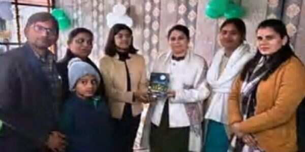 12 वर्षीय वरेण्याने लिखा आधी रात का चांद नाटक, डीएम ने किया विमोचन